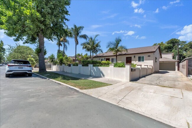 Building Photo - 6915 Encino Ave