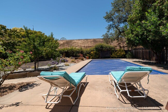 Building Photo - Beautiful, meticulously updated and  maint...