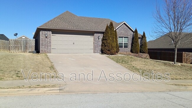 Building Photo - 1610 Sweetbriar Way