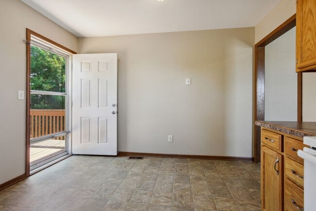 Building Photo - 3 Bedroom, 2 Bath, two story all electric ...