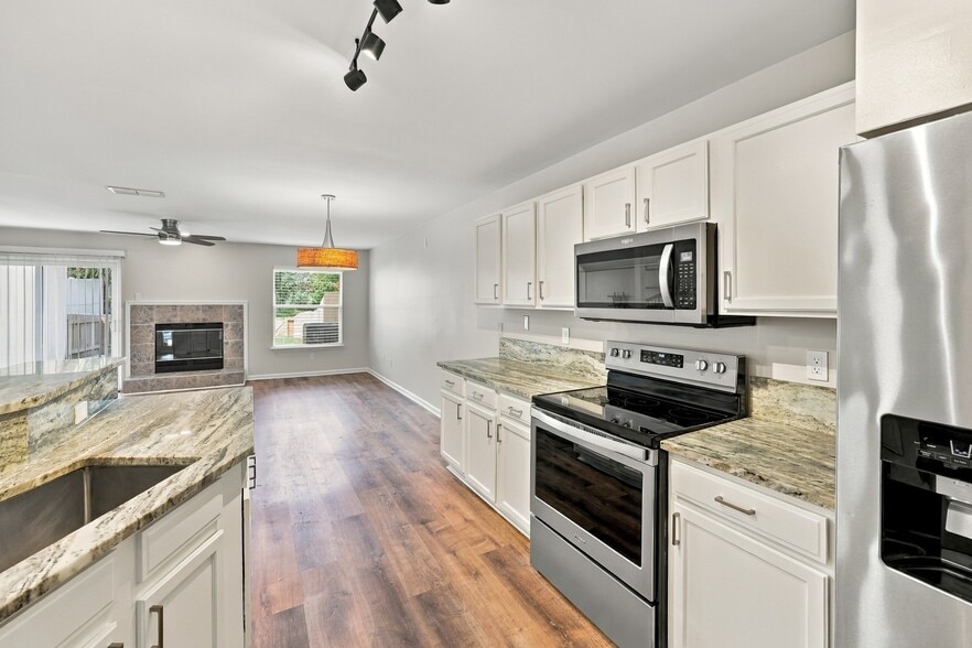 Open kitchen layout keeps the living and entertaining spaces connected. - 3622 Caroline Vale Blvd