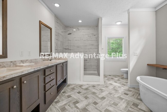 Building Photo - Modern Home Just Minutes to Farmville