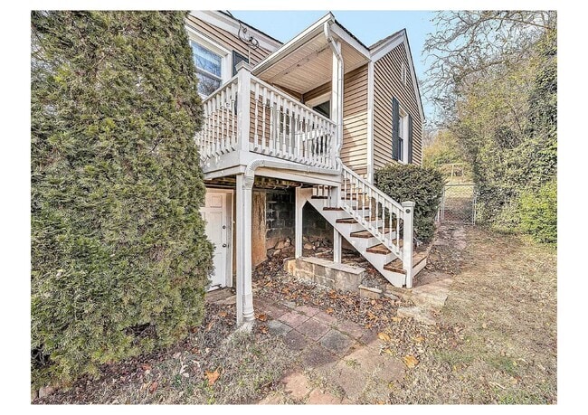 Building Photo - Charming 3BR in SW Roanoke | Fenced Yard | Hardwood Floors | Wasena Area