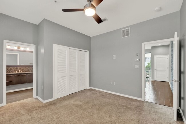 Building Photo - Luxury 2 Bedroom 2.5 Bath Townhome In Down...