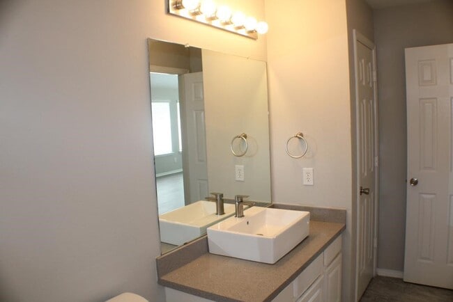 Building Photo - 2411 Rose Hollow Dr