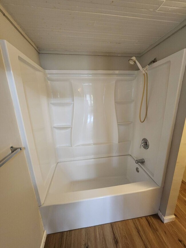 Building Photo - Charming 4-Bedroom Property in Prime Location (SECTION 8 VOUCHERS ACCEPTED)