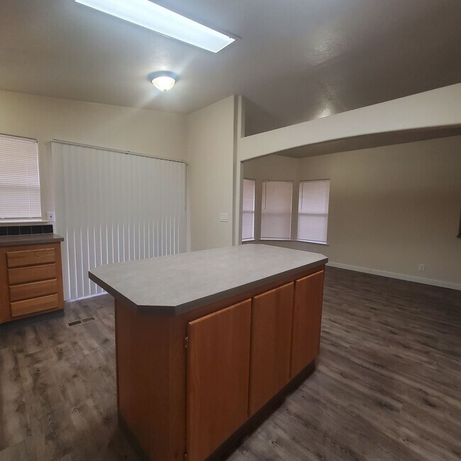 Building Photo - Newly Renovated Pet Friendly 3 Bed / 2 Bat...