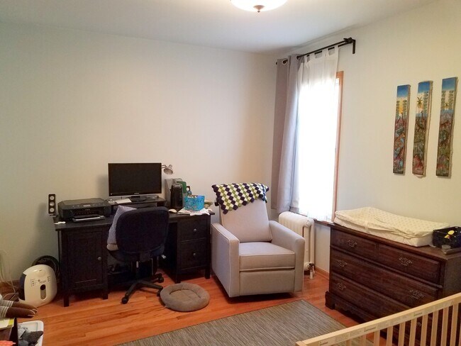 Building Photo - 3 Bedroom, 2 Bathroom in Squirrel Hill- Hardwood Floors and Stainless Appliances