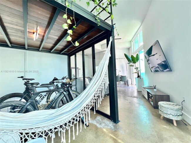 Building Photo - 1900 N Bayshore Dr