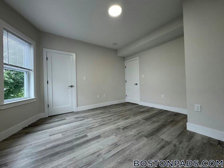 Building Photo - 10 Cawfield St