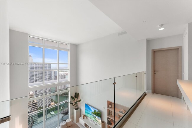 Building Photo - 950 Brickell Bay Dr