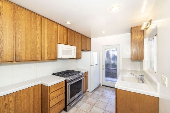 Building Photo - Wonderfully Located 3 Bed, 1 Bath Home- Close to Michell Park + Library, Shops, and More!