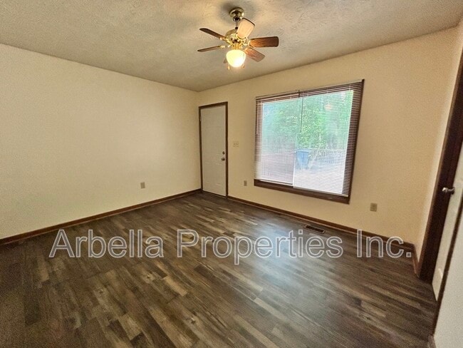 Building Photo - 1045 Surmont Ct