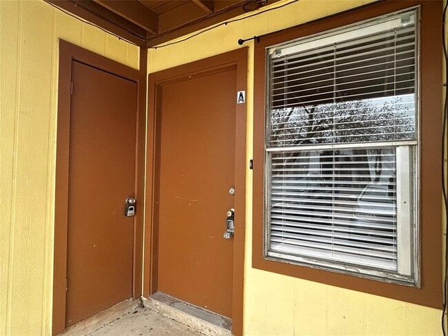 Building Photo - 2300 Cedrick Cove