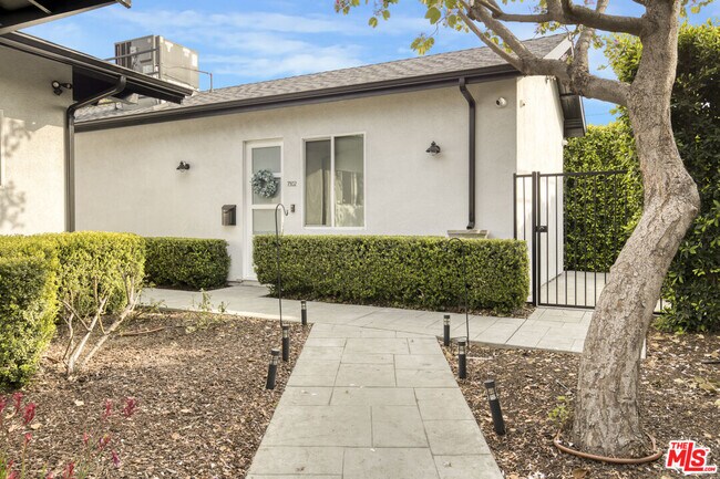 Building Photo - 7310 Woodley Ave