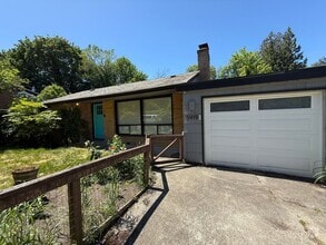 Building Photo - Columbia City Home