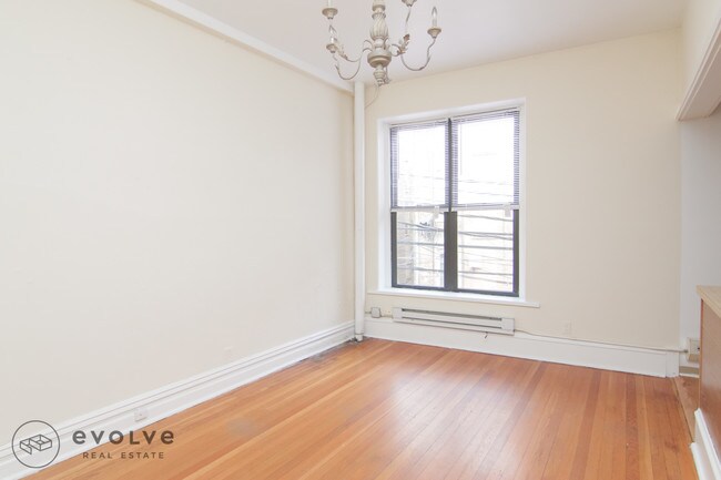 Building Photo - 428 W Belden Ave