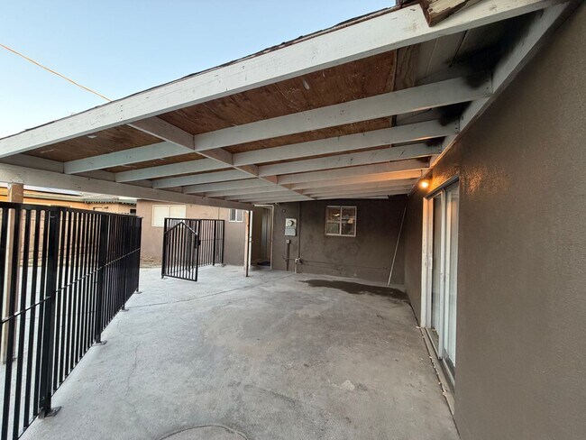 Building Photo - Affordable 3 BD 2 BA house in SW Bakersfield on a corner lot