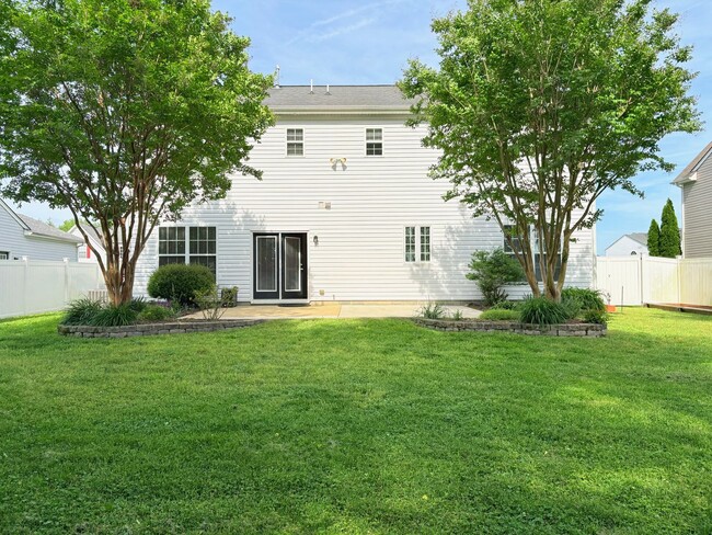 Building Photo - Large Spacious Home With Fully Fenced In Y...