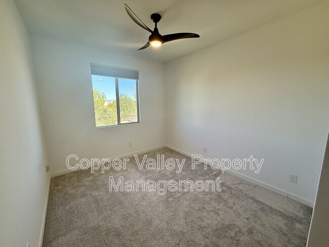 Building Photo - 2034 W Lariat Ln