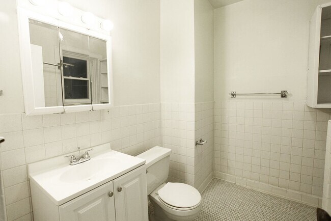 Building Photo - 2538 W Sunnyside Ave