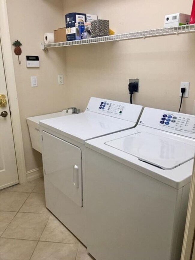 Building Photo - Rialto