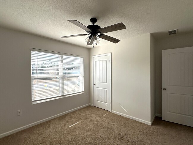 Building Photo - 1046 Limpkin St