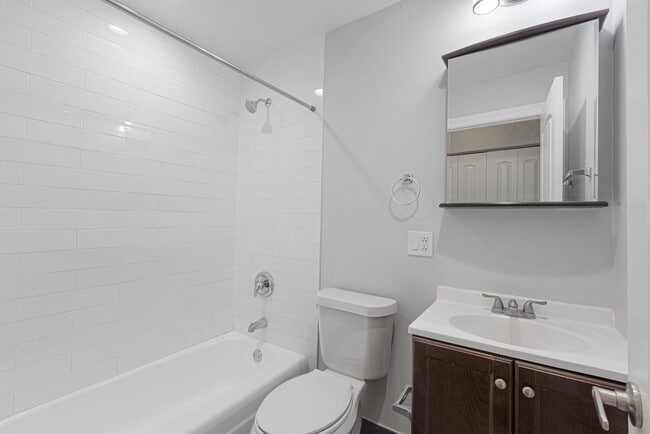 Building Photo - 5534 N Kenmore Ave