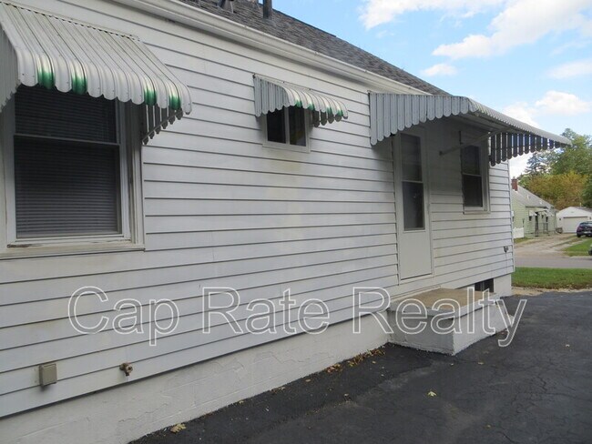 Building Photo - 469 S Waverly St