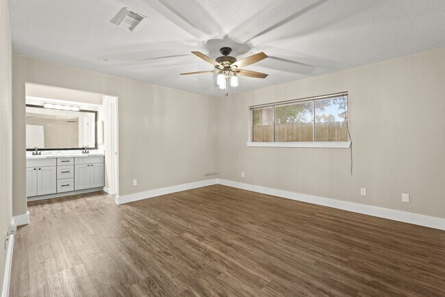 Building Photo - 13755 Drakewood Dr