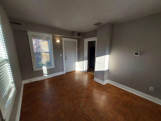 Building Photo - 2 bed 1 bath House Available Now!