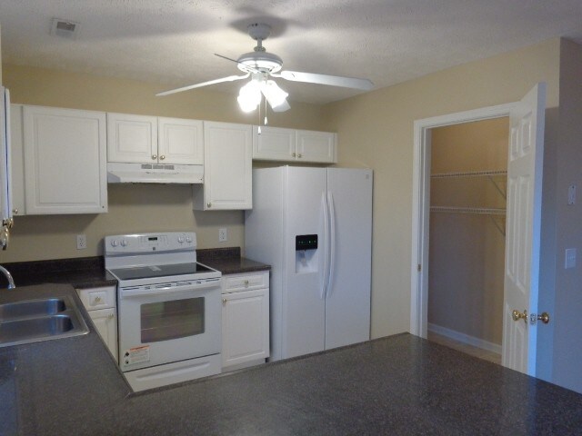 Building Photo - 884 Pin Oak Dr