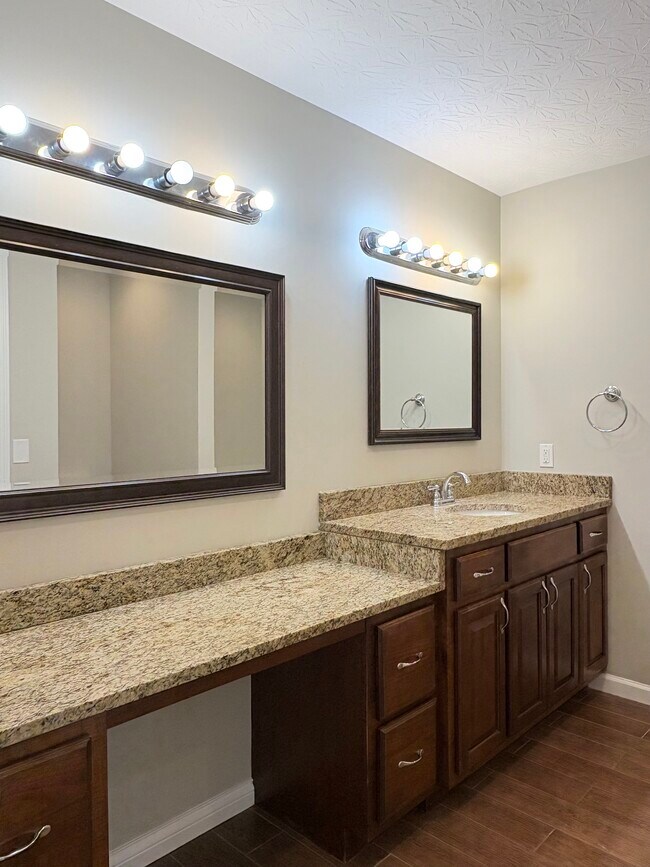 Building Photo - 968 Brookwood Dr