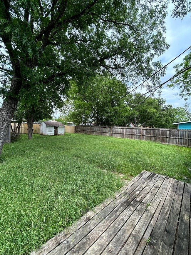 Building Photo - 2 bed 1 bath house for rent