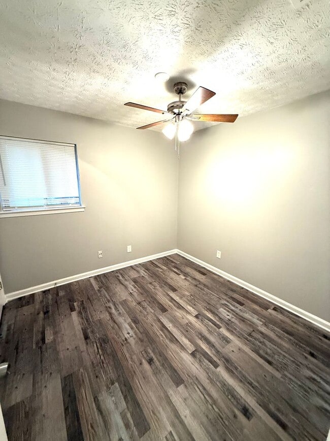 Building Photo - ** 3 Bed 1.5 Bath Located in South Lawn** ...