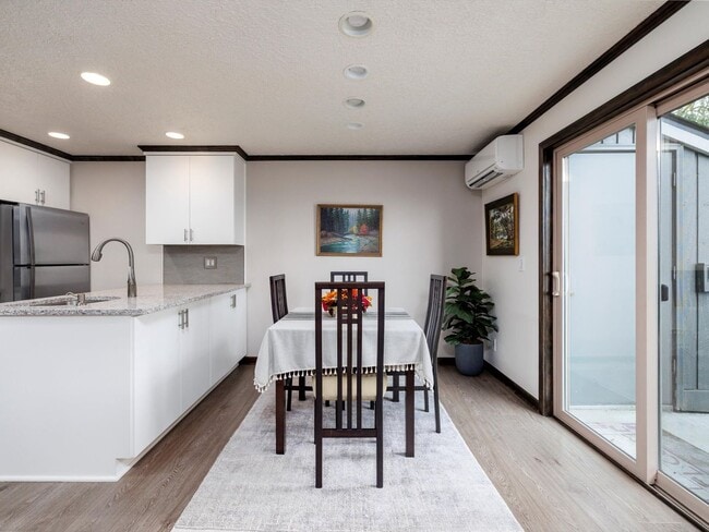Building Photo - Beautiful 3 bedroom unit near in Lake Oswe...