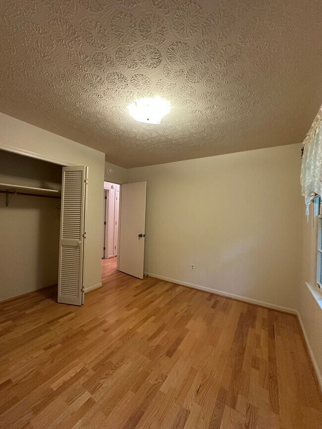 Building Photo - Available now,  3/2 with large unfinished basement, in University Heights