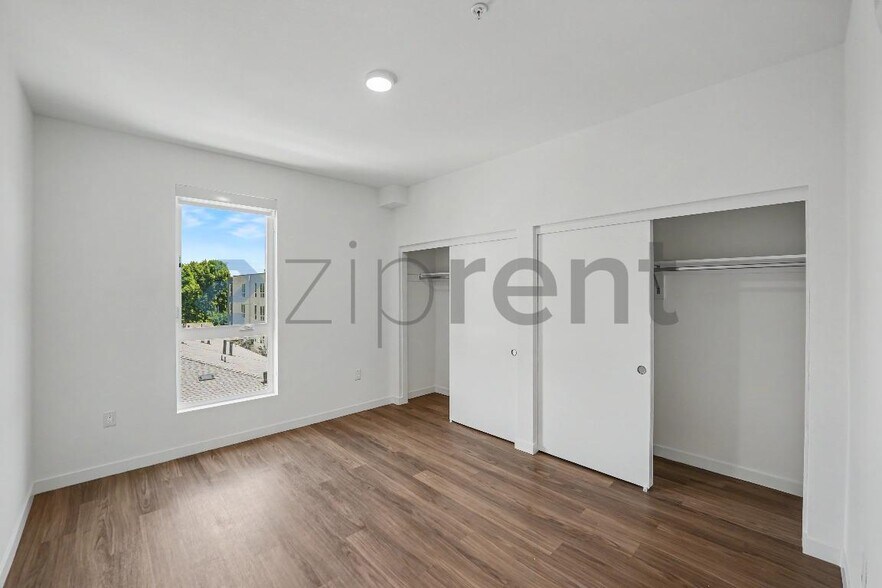Building Photo - Unit 402