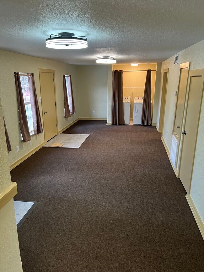 Building Photo - ** 2BED/2BATH Remodeled Suburban Apt. **