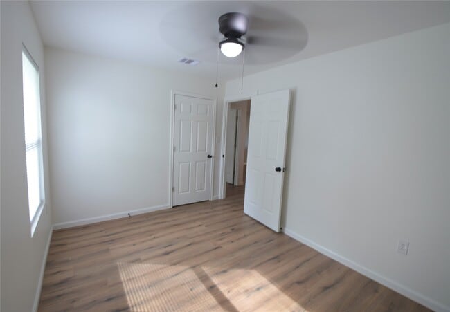 Building Photo - 5422 Pine Ave