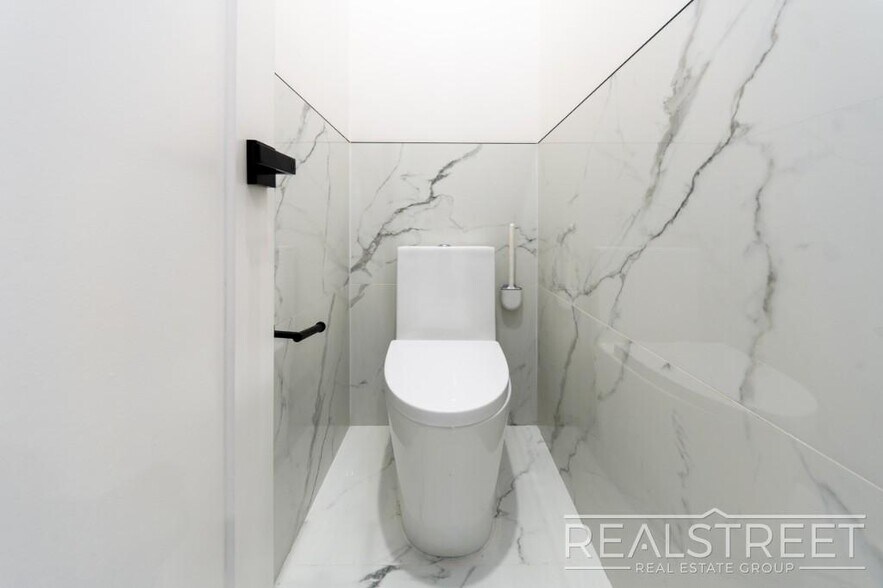 Building Photo - Brand New 3 Bed, 2 Bath with In-Unit Laund...