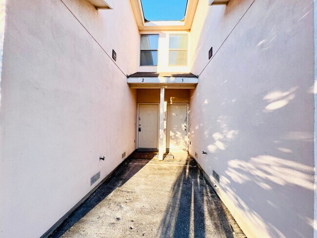 Building Photo - MOVE IN READY!