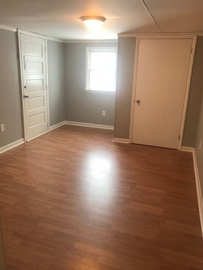 Building Photo - Charming 3 Bedroom, 1.5 Bathroom Residence Home in Northeastern Schools!