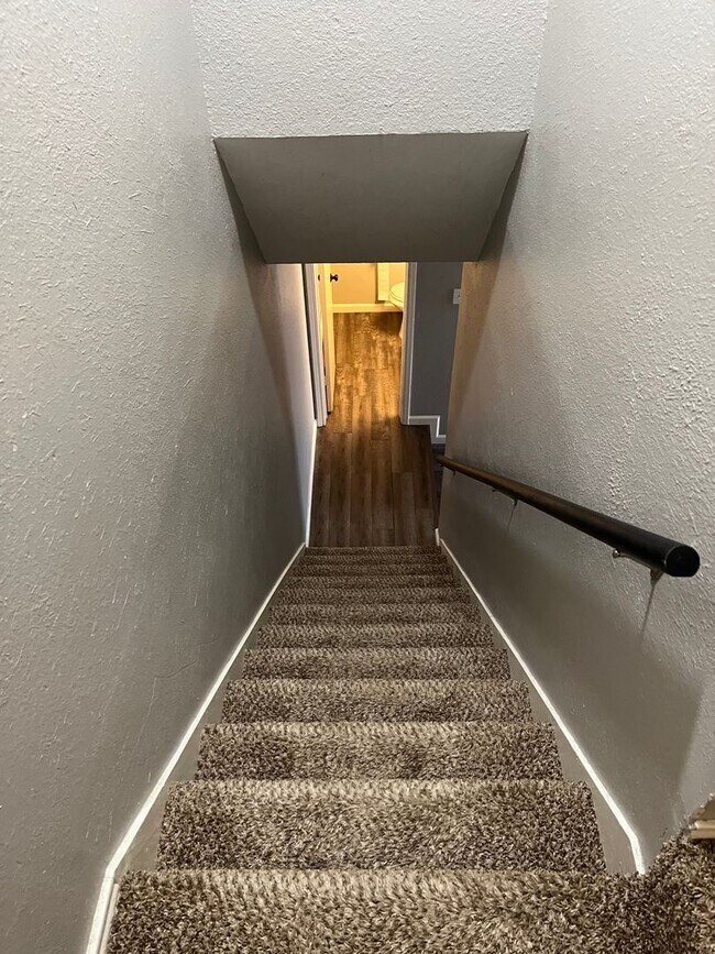Building Photo - 2 Bedroom Townhome in Austin