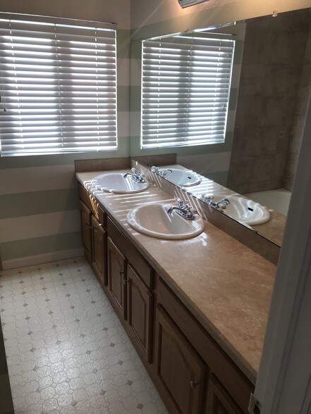 Bathroom 2 sinks - 2801 S Clarkson St
