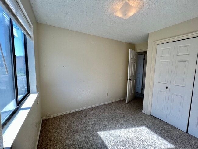 Building Photo - 508 E 7th St