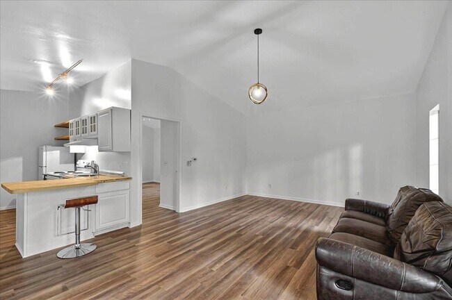 Building Photo - 1205 Gardenia Dr