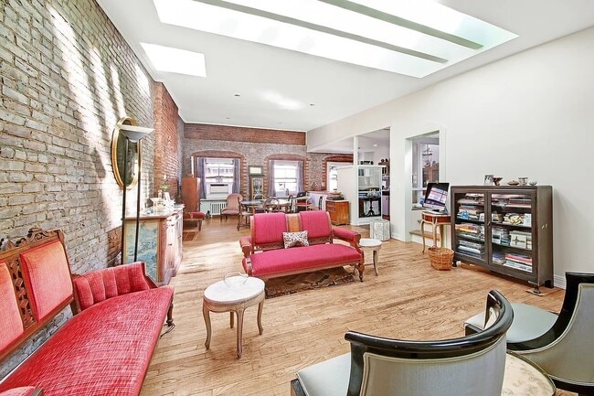 Building Photo - 318 W 14th St