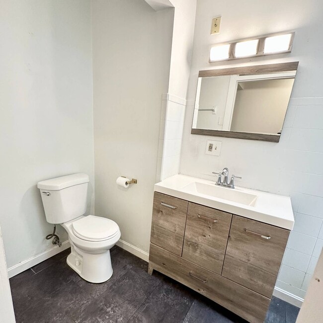 Building Photo - 229 Elm St