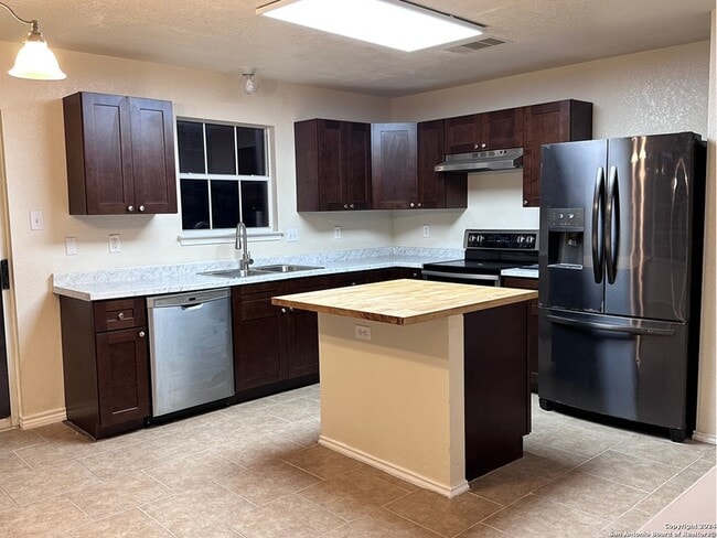 Building Photo - 139 Cindy Lou Dr